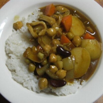 サラダビーンズで作ろうとしてたカレーに似ていたのでお世話になったｗキノコは舞茸、手で裂けるからだｗ新ジャガは皮付き❤・・❤肉あまり食べない方が身体軽い！旨し♪